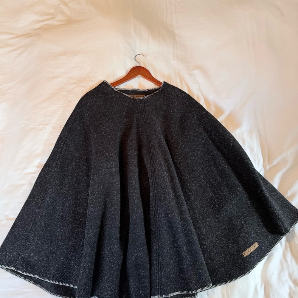 Dakine Black Cape with White Stitching
